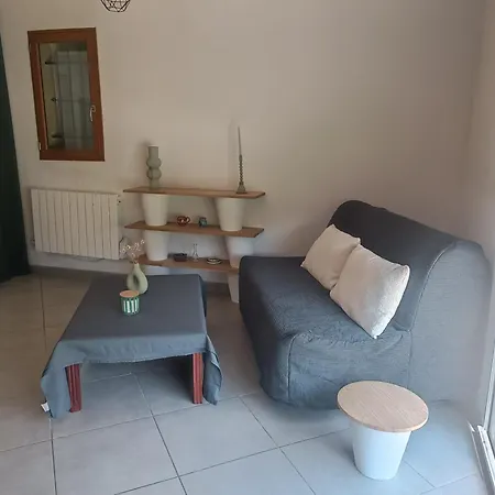 Maisonnette Dans Hameau Provencal *